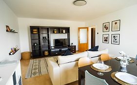Central Apartment With Skyline View